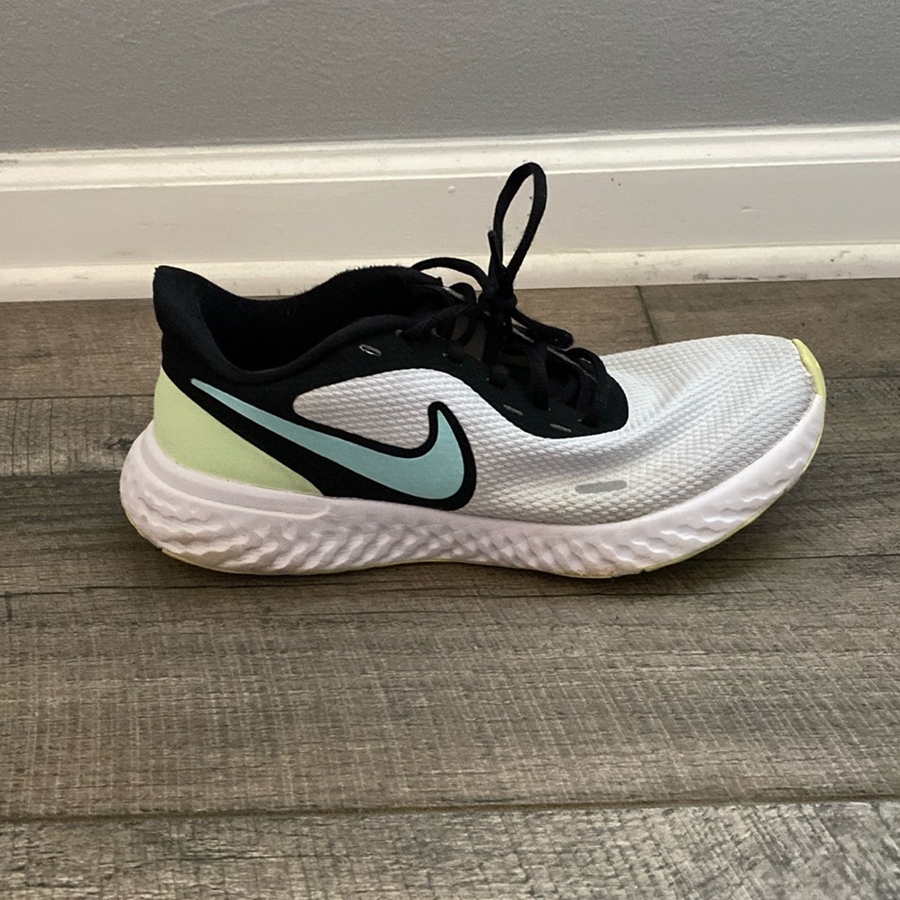 Nike Revolution Sneakers